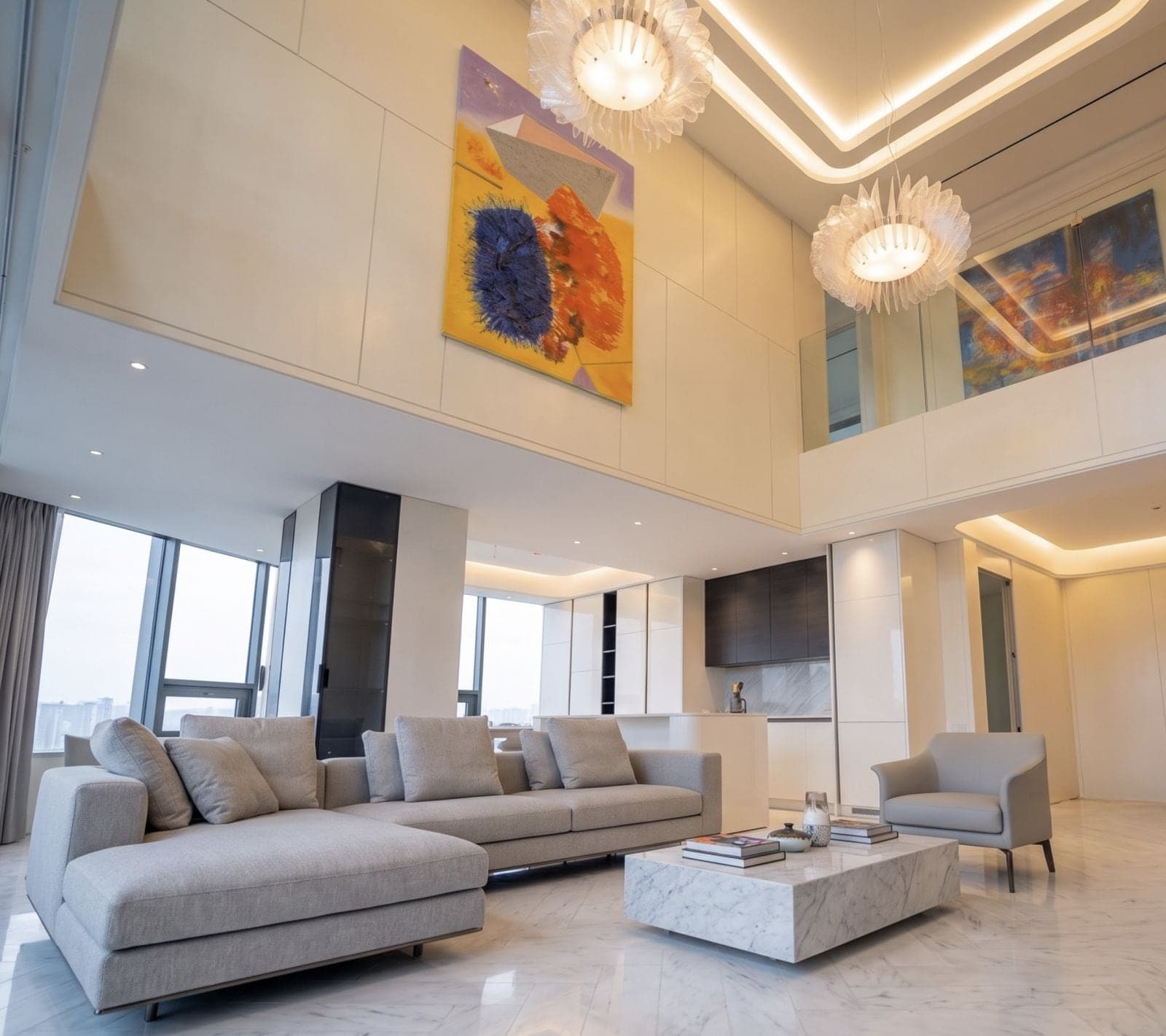 Duplex орон сууцны давхар өндөр таазтай зочны өрөө